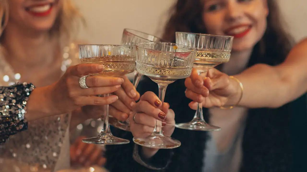 Brindis entre amigos en Navidad