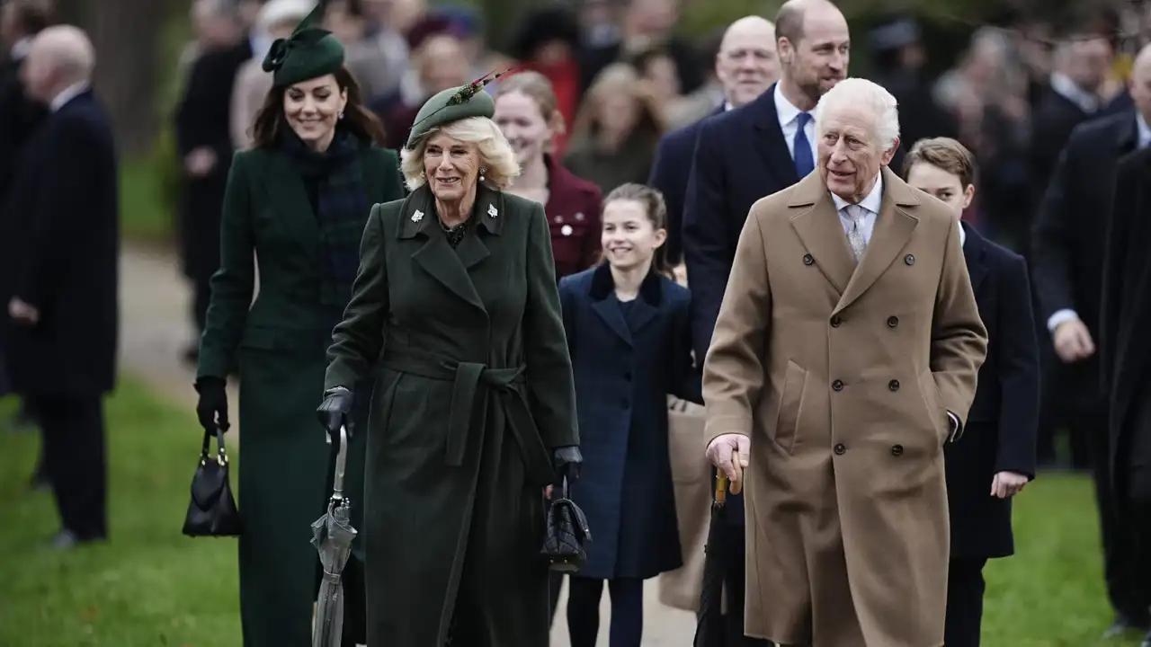 El rey Carlos III, pletórico, junta a su familia en Sandringham en una mañana empañada por sonadas ausencias