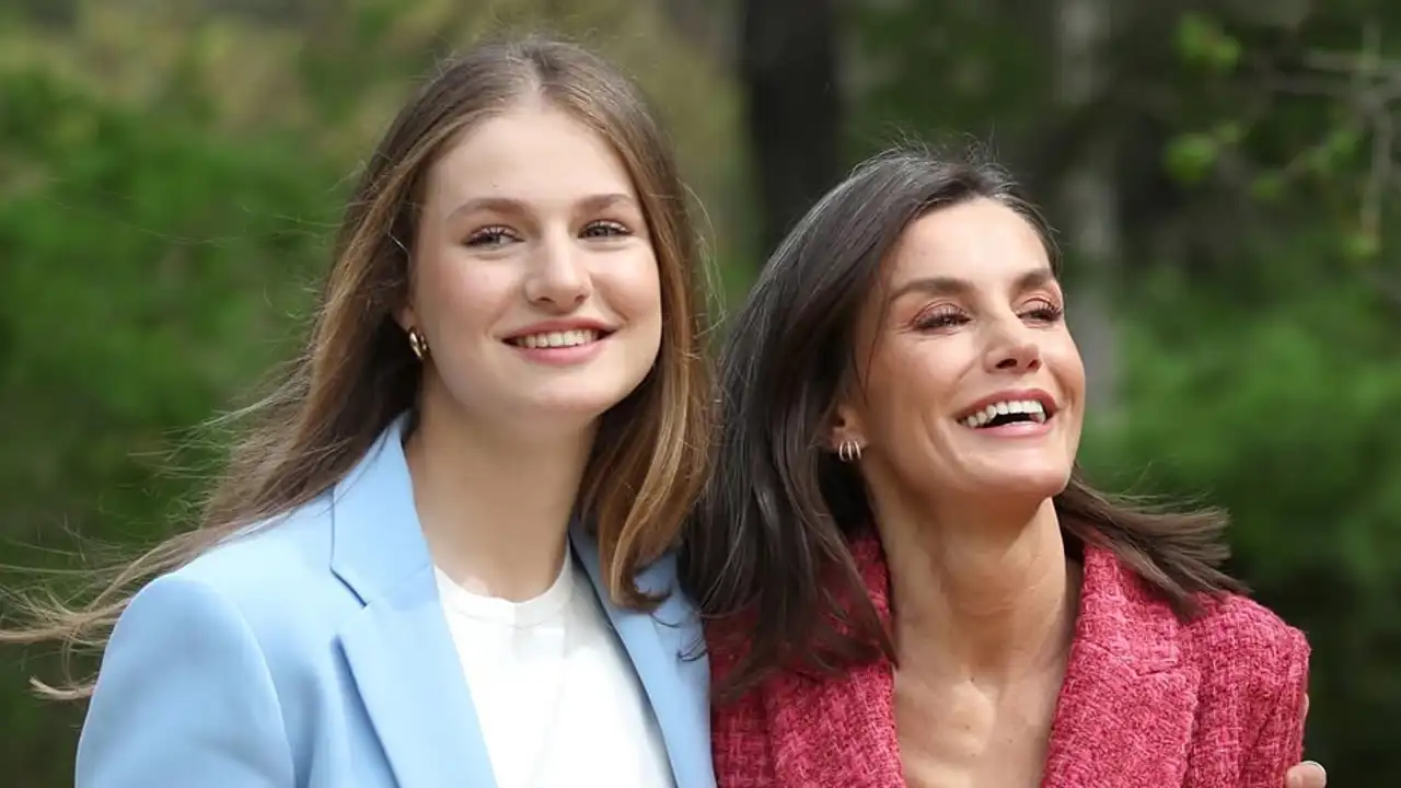 El papel protagonista de la reina Letizia y el rey Felipe en la histórica despedida de la princesa Leonor en Cádiz