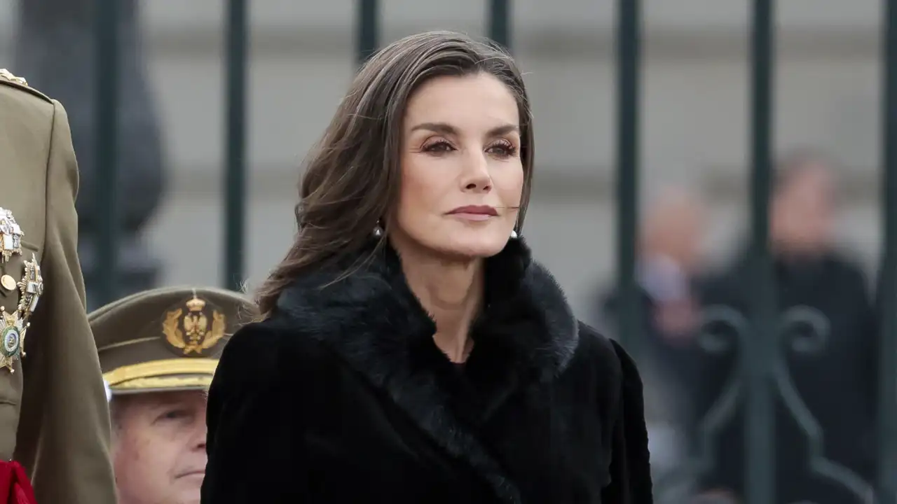 La reina Letizia arranca 2025 a lo grande en la Pascua Militar con el 'falso' vestido largo del color tendencia para invitadas de invierno