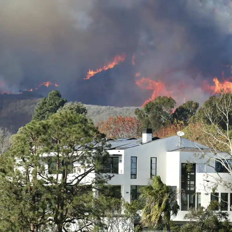 Tragedia en Los Ángeles: los devastadores incendios arrasan las mansiones de varios famosos tras alcanzar la colina de Hollywood