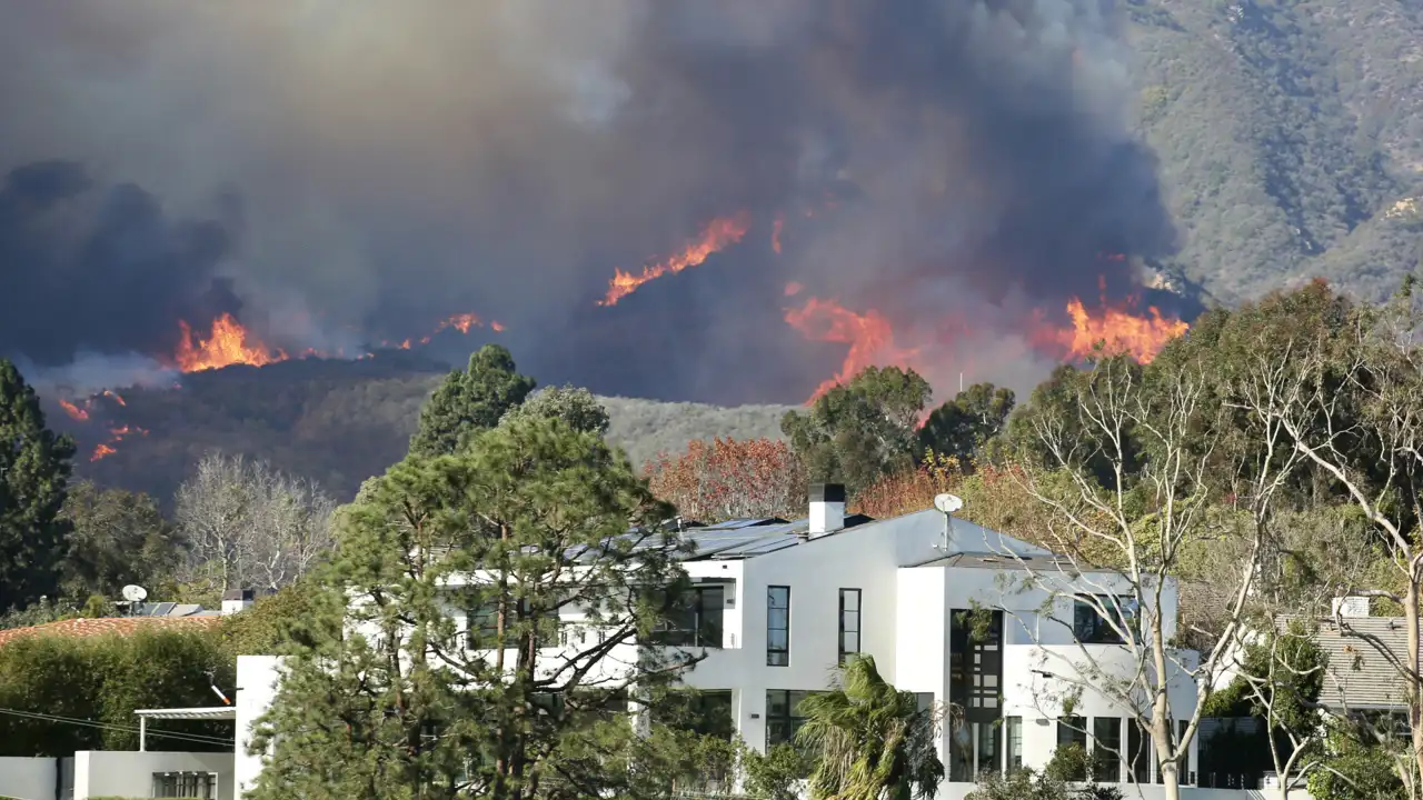 Tragedia en Los Ángeles: los devastadores incendios arrasan las mansiones de varios famosos tras alcanzar la colina de Hollywood