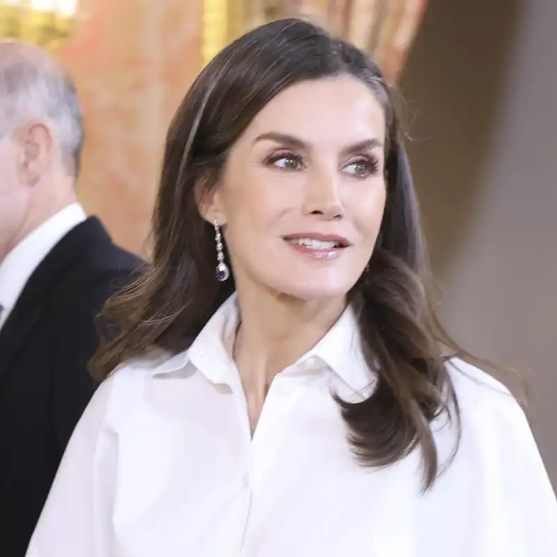 La reina Letizia, pura elegancia con la falda balinesa que queda ideal con camisa blanca y es inspiración para las invitadas modernas