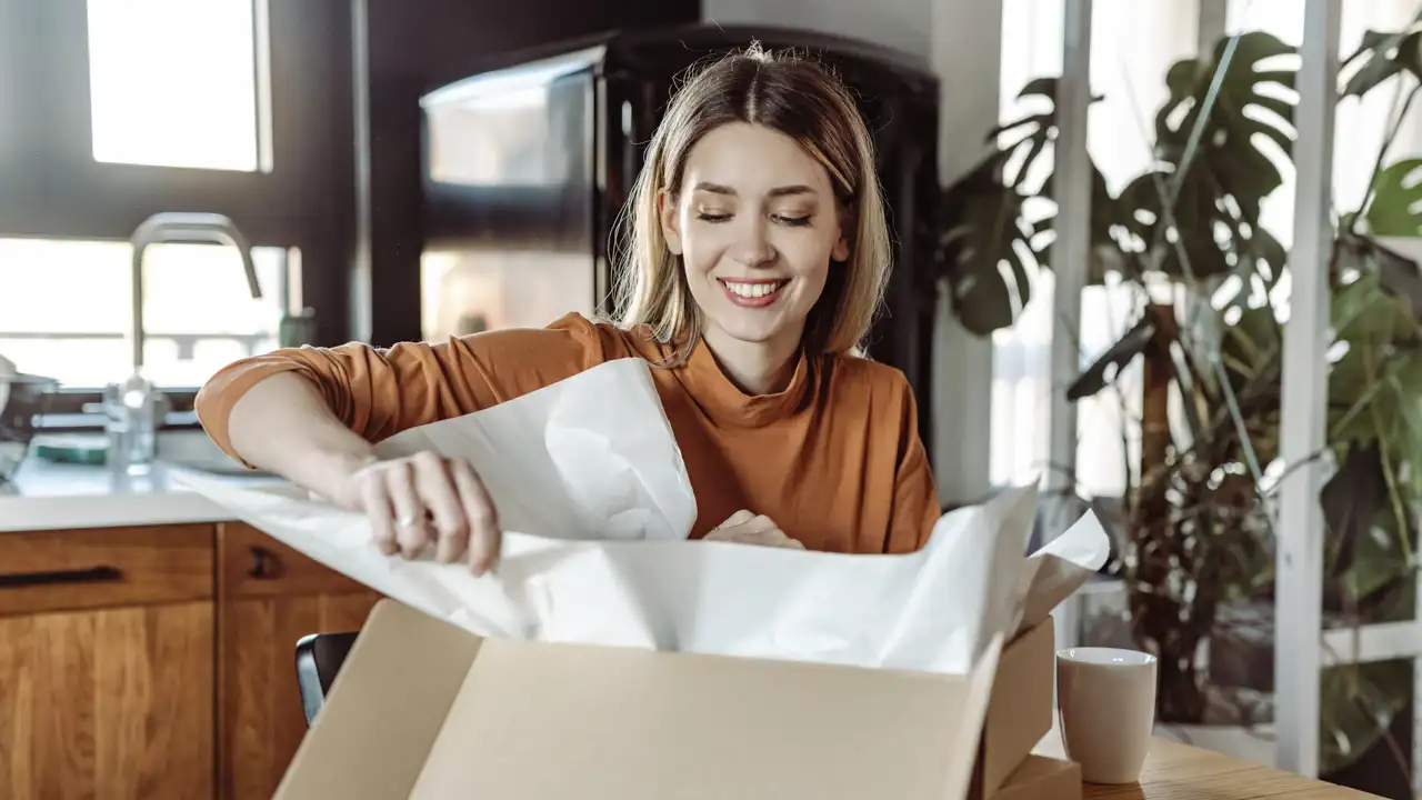 Mujer abriendo sus pedidos de Amazon