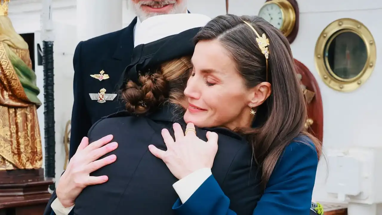 Apasionado abrazo y un cambio de look: Todas las imágenes inéditas de la despedida privada de los reyes Felipe y Letizia a la princesa Leonor