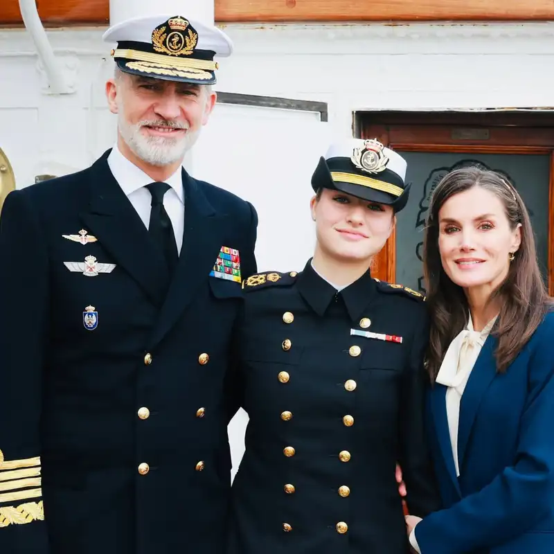 Lara Ferreiro, psicóloga, analiza las diferentes actitudes de Felipe y Letizia en la despedida de Leonor en su viaje en Elcano