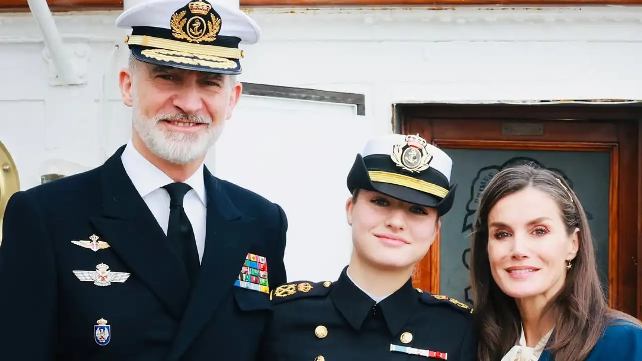 Lara Ferreiro, psicóloga, analiza las diferentes actitudes de Felipe y Letizia en la despedida de Leonor en su viaje en Elcano