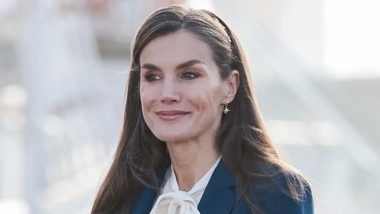 La reina Letizia, la madre más orgullosa en el adiós a Leonor, con el look marinero más elegante y versátil