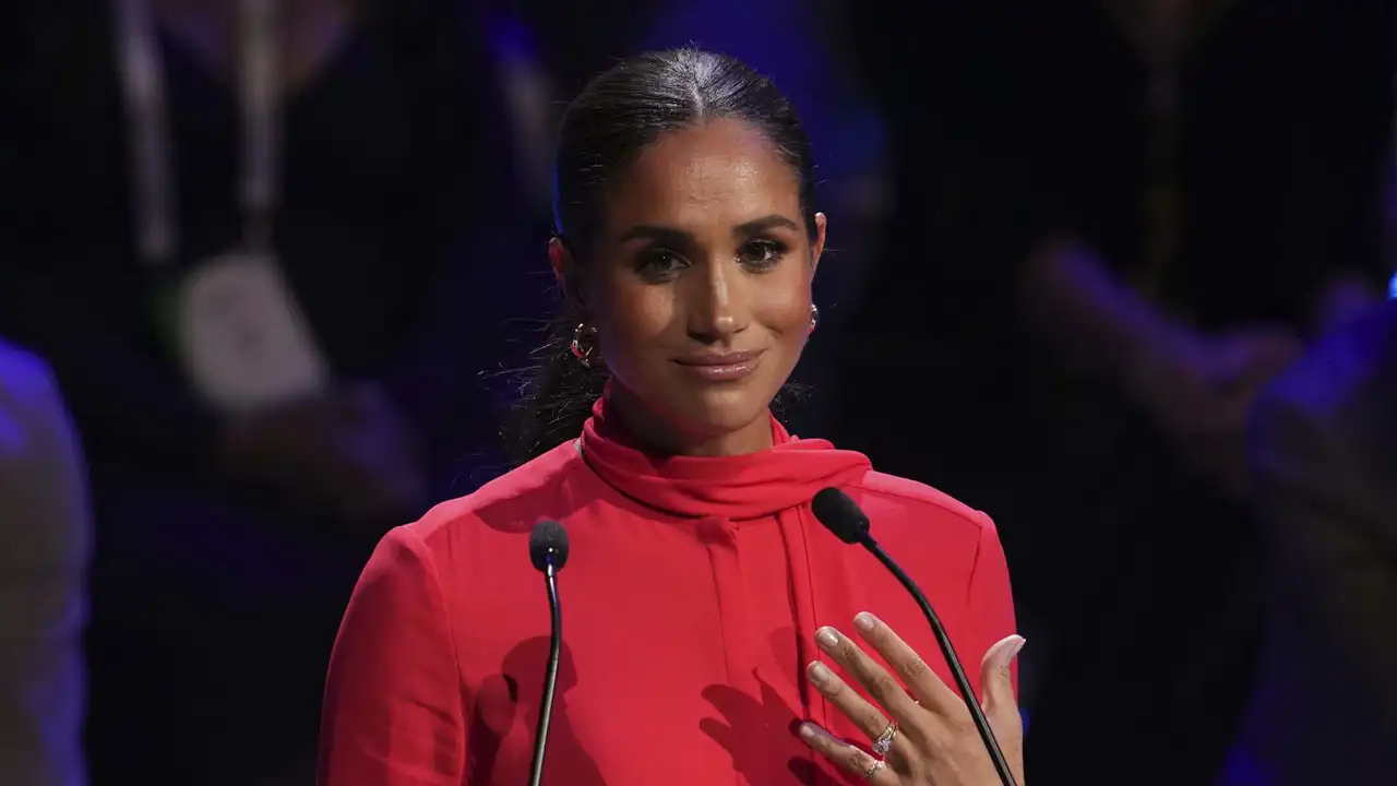 Meghan Markle con look rojo