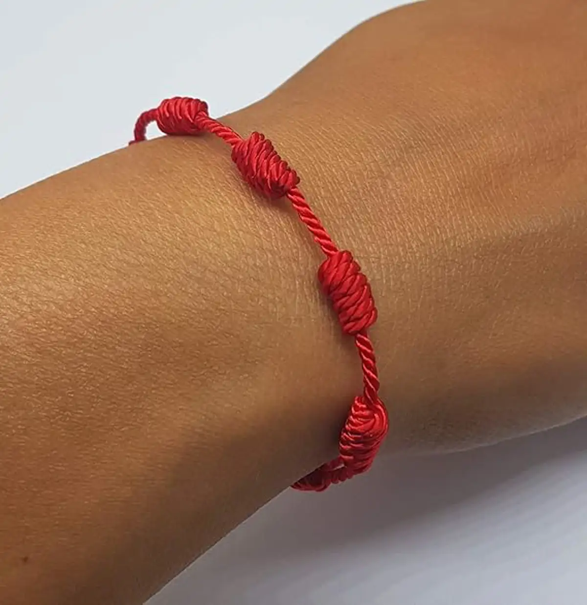 Pulsera roja de siete nudos