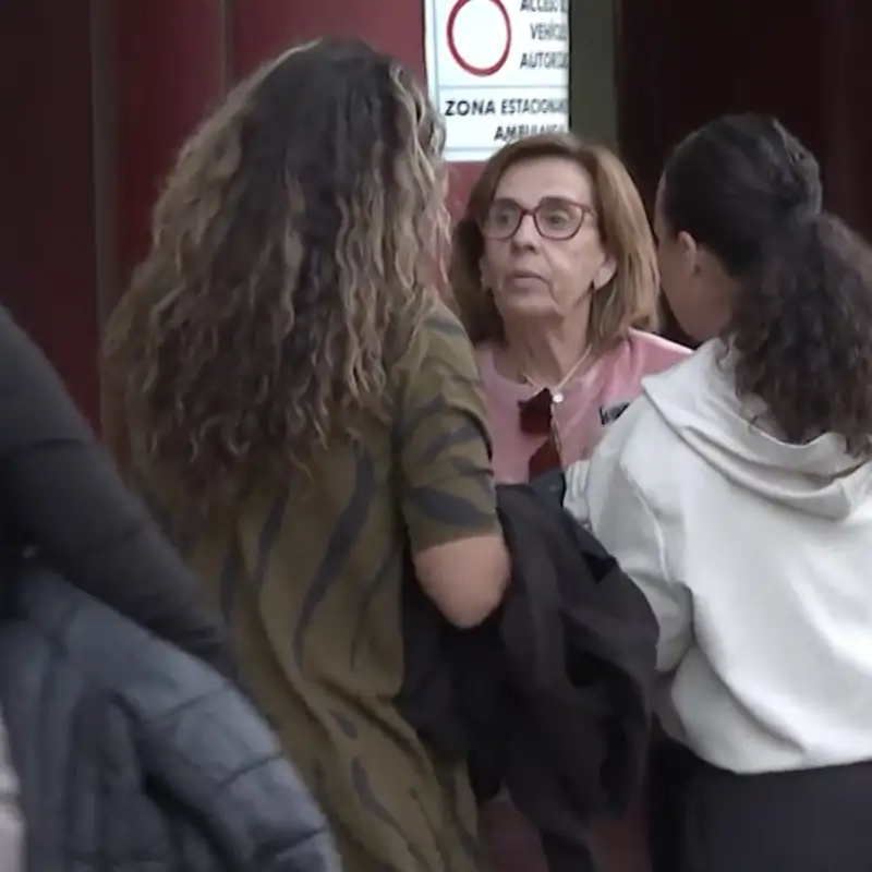 El reconfortante abrazo entre Merchi, madre de Anabel Pantoja, y Amor Romeira a las puertas del hospital que lo dice todo