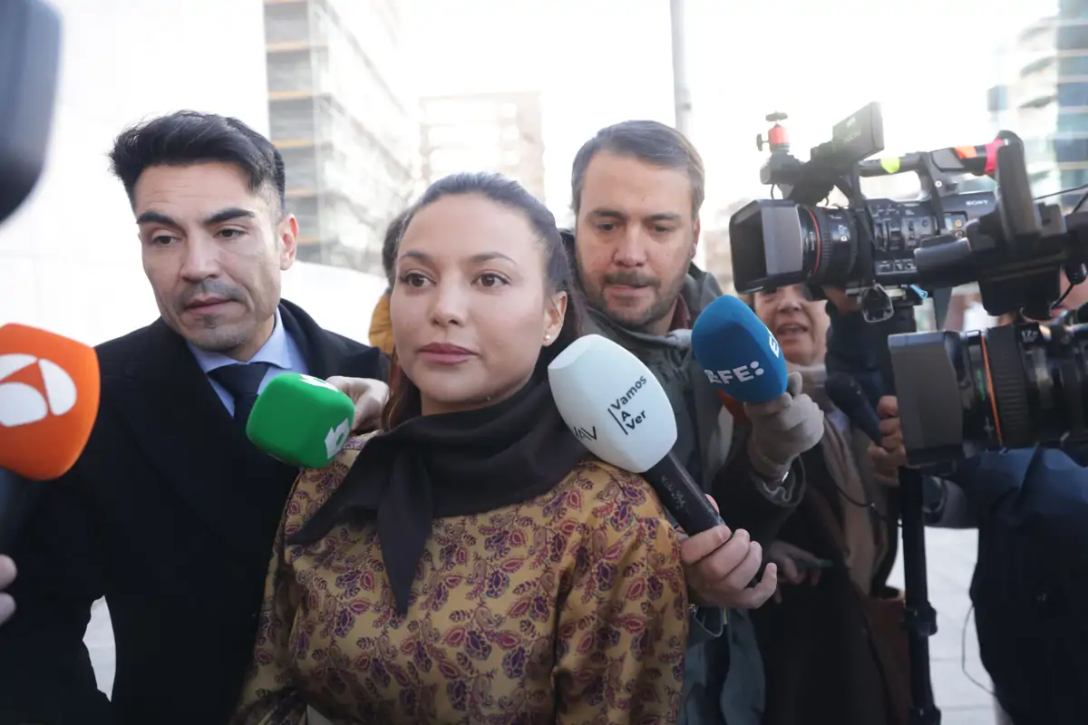 Elisa Mouliaá llega a los Juzgados de Plaza de Castilla con su abogado