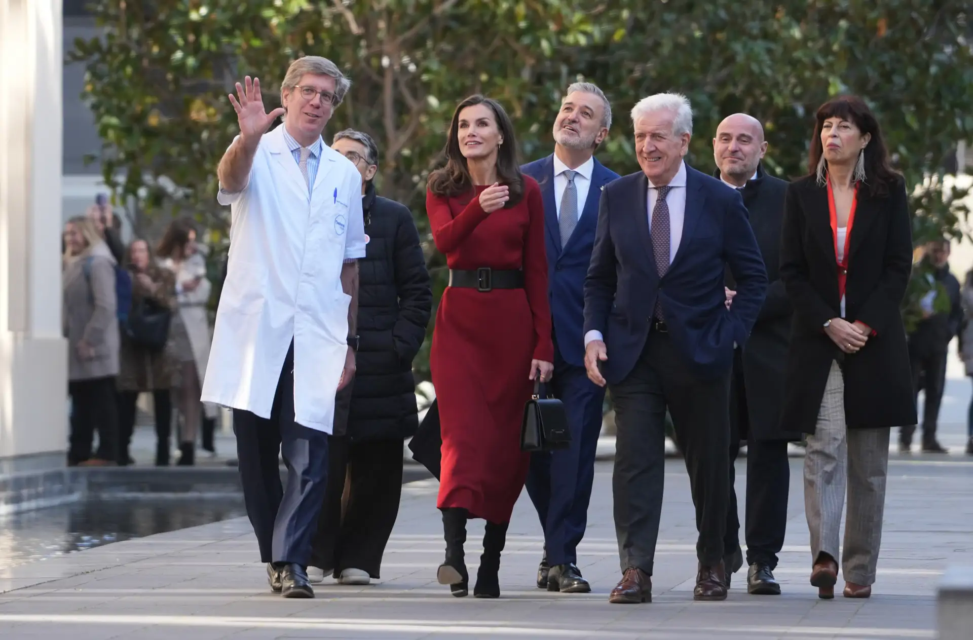 La reina Letizia se quita el abrigo en Barcelona para lucir el vestido de punto rojo más bonito del invierno