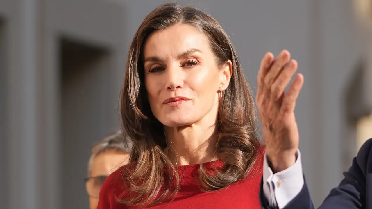 La reina Letizia se quita el abrigo en Barcelona para lucir el vestido de punto rojo más bonito del invierno 