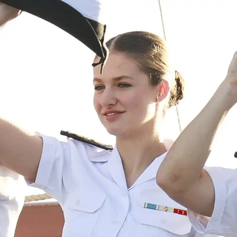 Visiblemente agotada y con nuevo uniforme: La princesa Leonor llega a Tenerife envuelta en una gran expectación