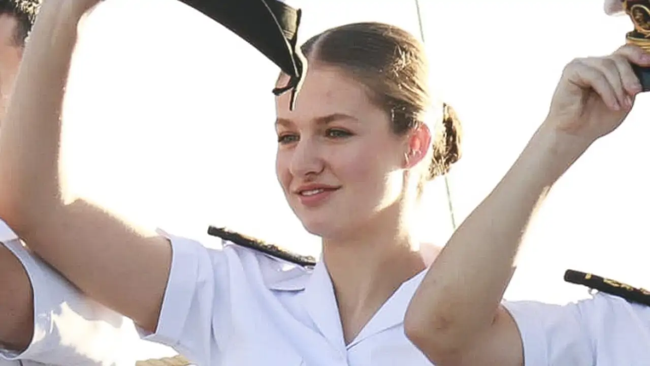 Visiblemente agotada y con nuevo uniforme: La princesa Leonor llega a Tenerife envuelta en una gran expectación