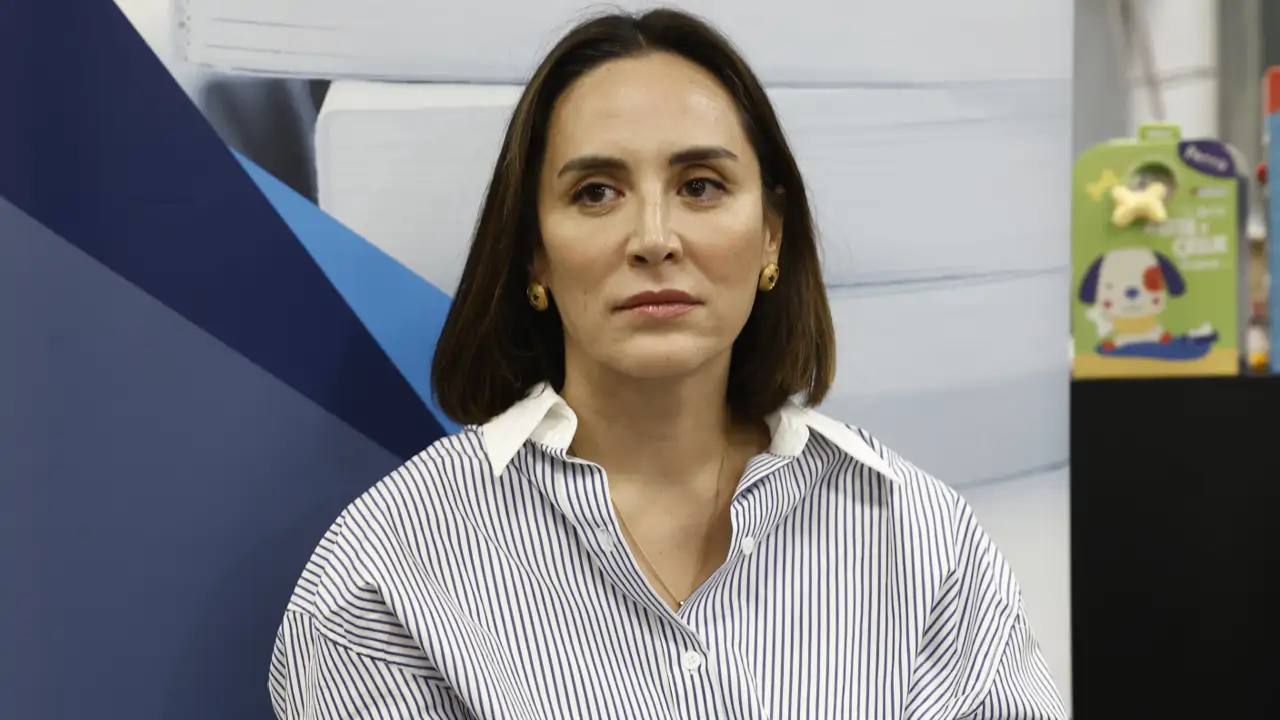 Tamara Falcó, ideal con la chaqueta de rayas marineras práctica y elegante que ficharán las más coquetas para primavera 2025 