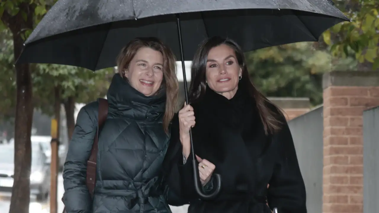 La reina Letizia, pasada por agua en una reunión de trabajo con el abrigo 'batín' que no puede faltar en tu armario de invierno