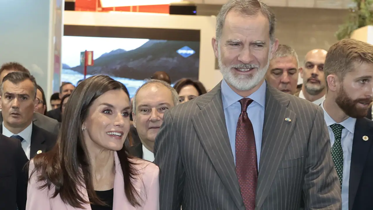 Un rechazo, un cambio 'in situ' y un regalo para Leonor y Sofía: Los reyes Felipe y Letizia, imprevisibles en FITUR