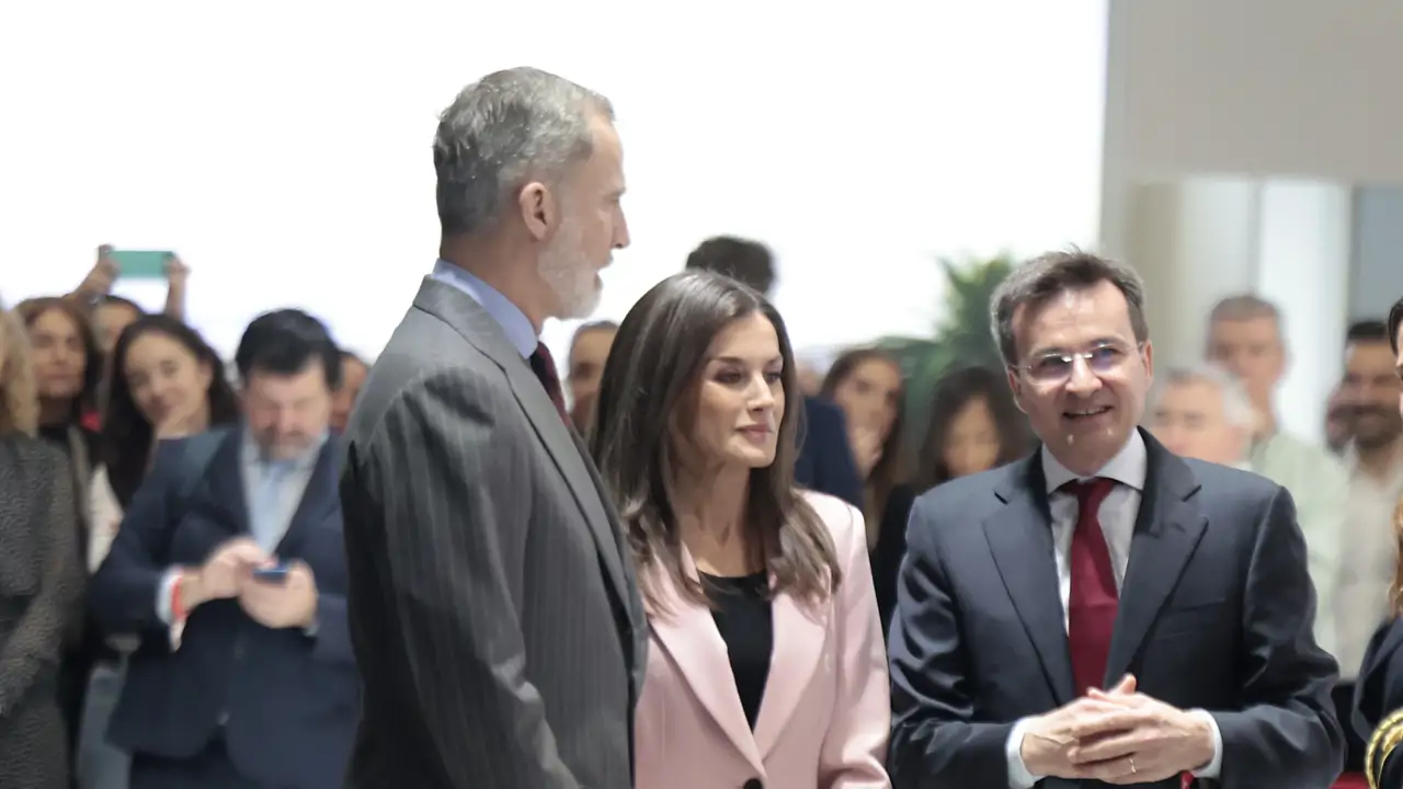 La reina Letizia se adelanta a la primavera 2025 desde FITUR con la chaqueta del color rosa tendencia que ella ha combinado ideal