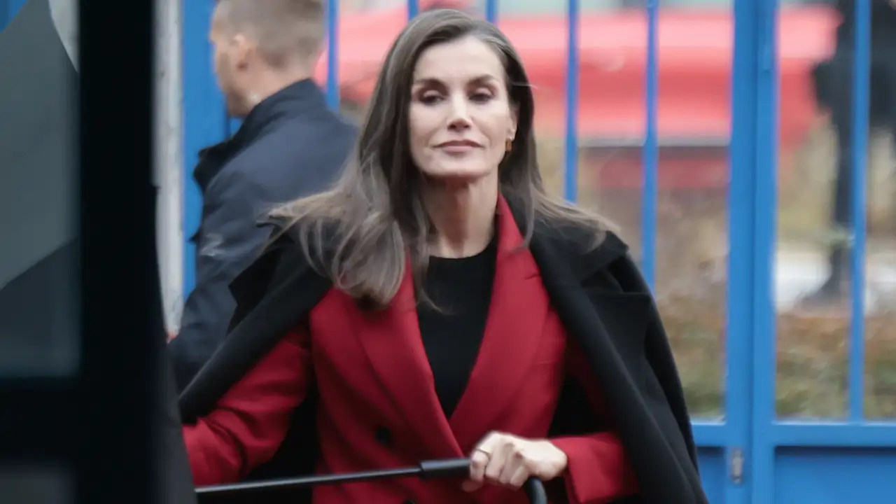 La reina Letizia frena la lluvia con el traje rojo 'oversize' más elegante: el uniforme perfecto para la oficina si lo llevas con mocasines