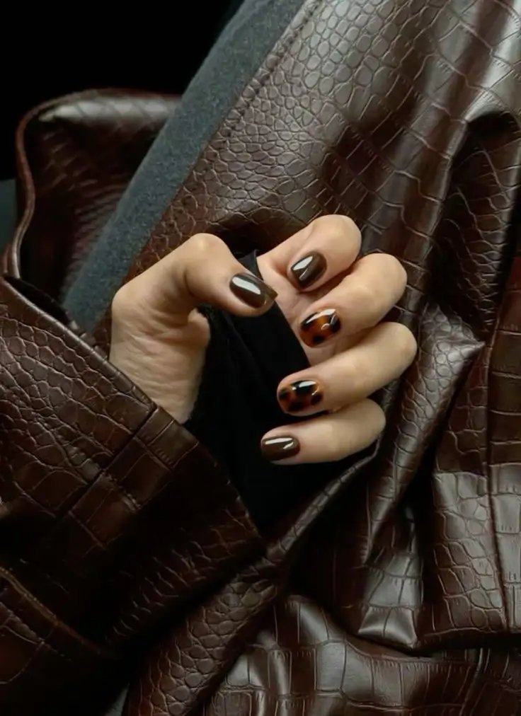 Manicura con efecto carey