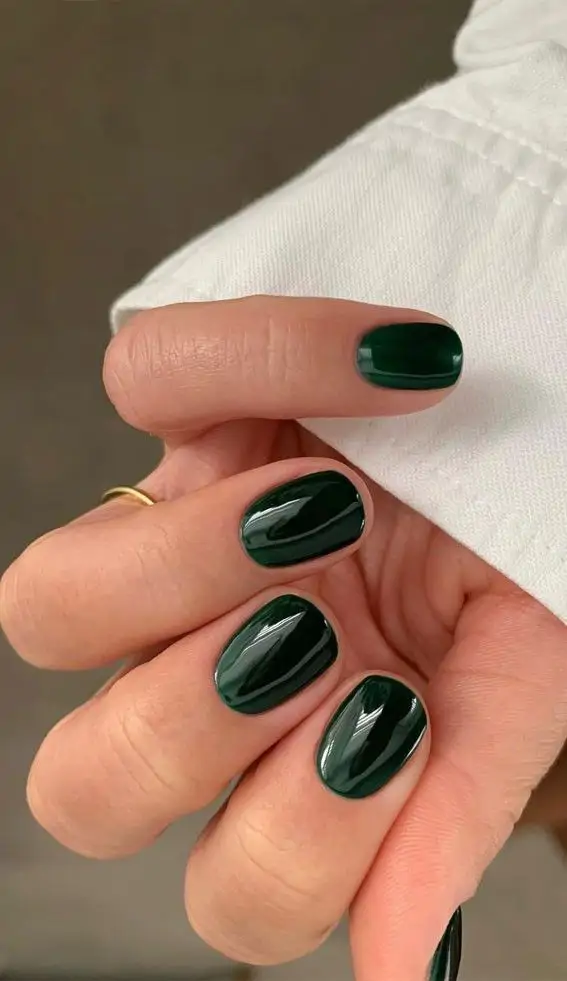 Manicura en verde oscuro