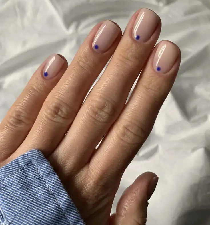 Manicura transparente con detalles