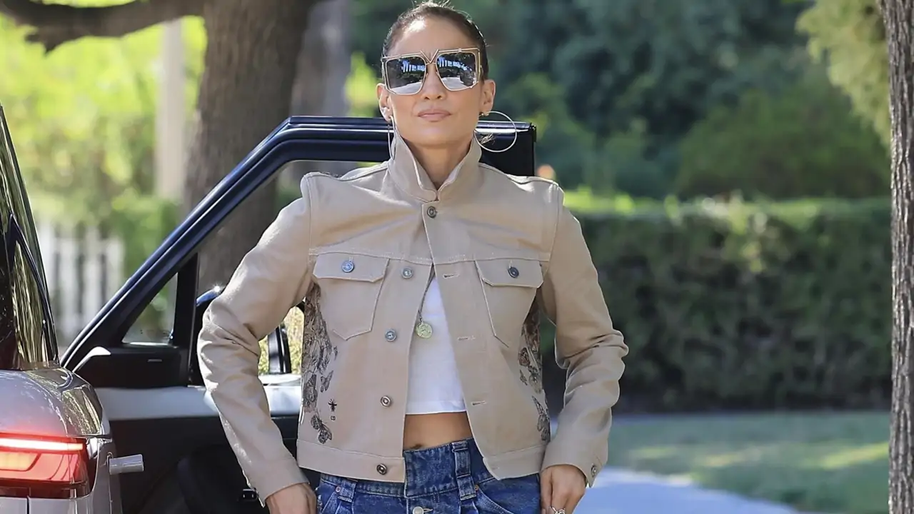 Jennifer Lopez con vaqueros y botas UGG