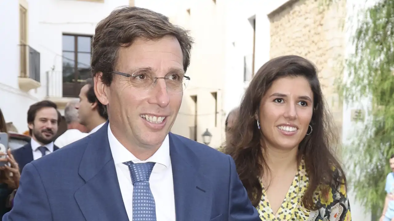 La prensa francesa se hace eco del embarazo de Teresa Urquijo y José Luis Martínez-Almeida por un motivo de peso: “Nunca debes decir nunca”