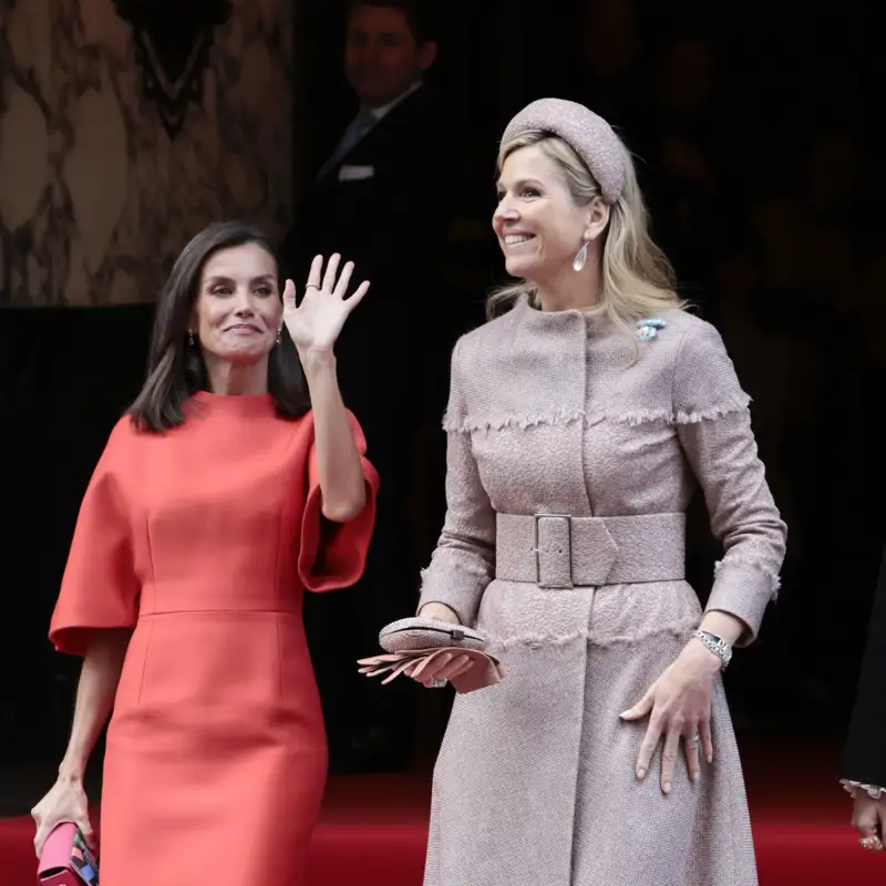 La reina Letizia pone rumbo a Polonia para vivir hoy un sobrio reencuentro internacional que dará la vuelta al mundo