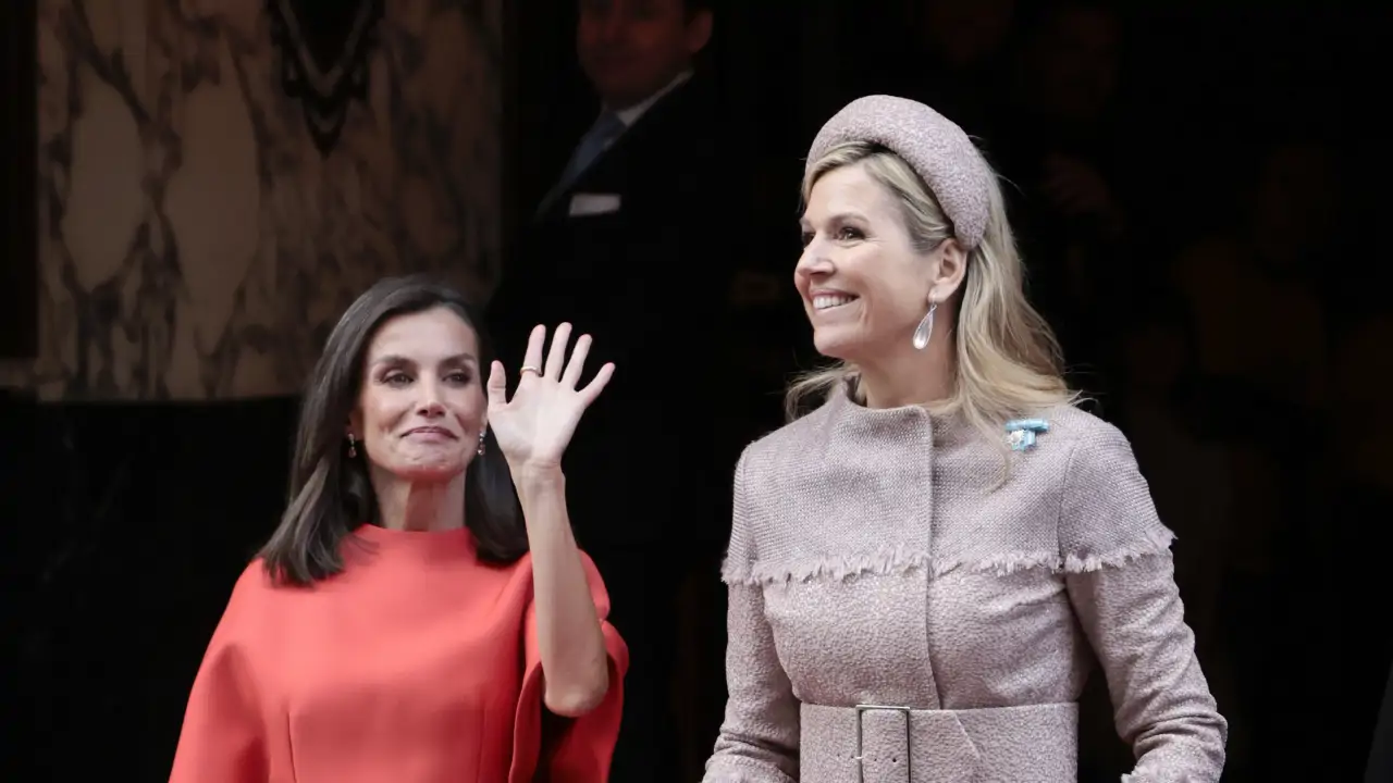 La reina Letizia pone rumbo a Polonia para vivir hoy un sobrio reencuentro internacional que dará la vuelta al mundo