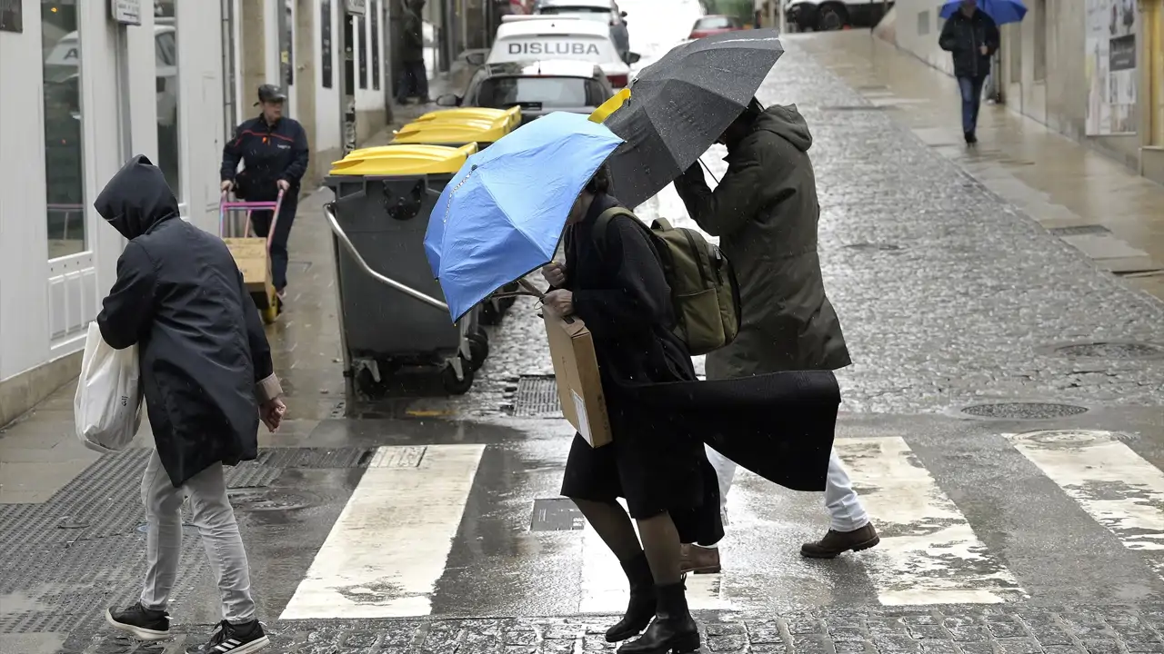 La borrasca Herminia pone en alerta a casi toda España, con vientos "huracanados" y una comunidad en riesgo extremo