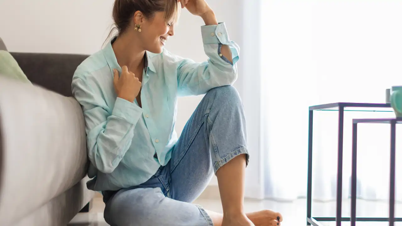 Mujer con los vaqueros tobilleros Levi's de moda