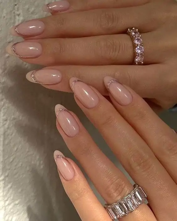 Uñas de invitada de boda francesa moderna