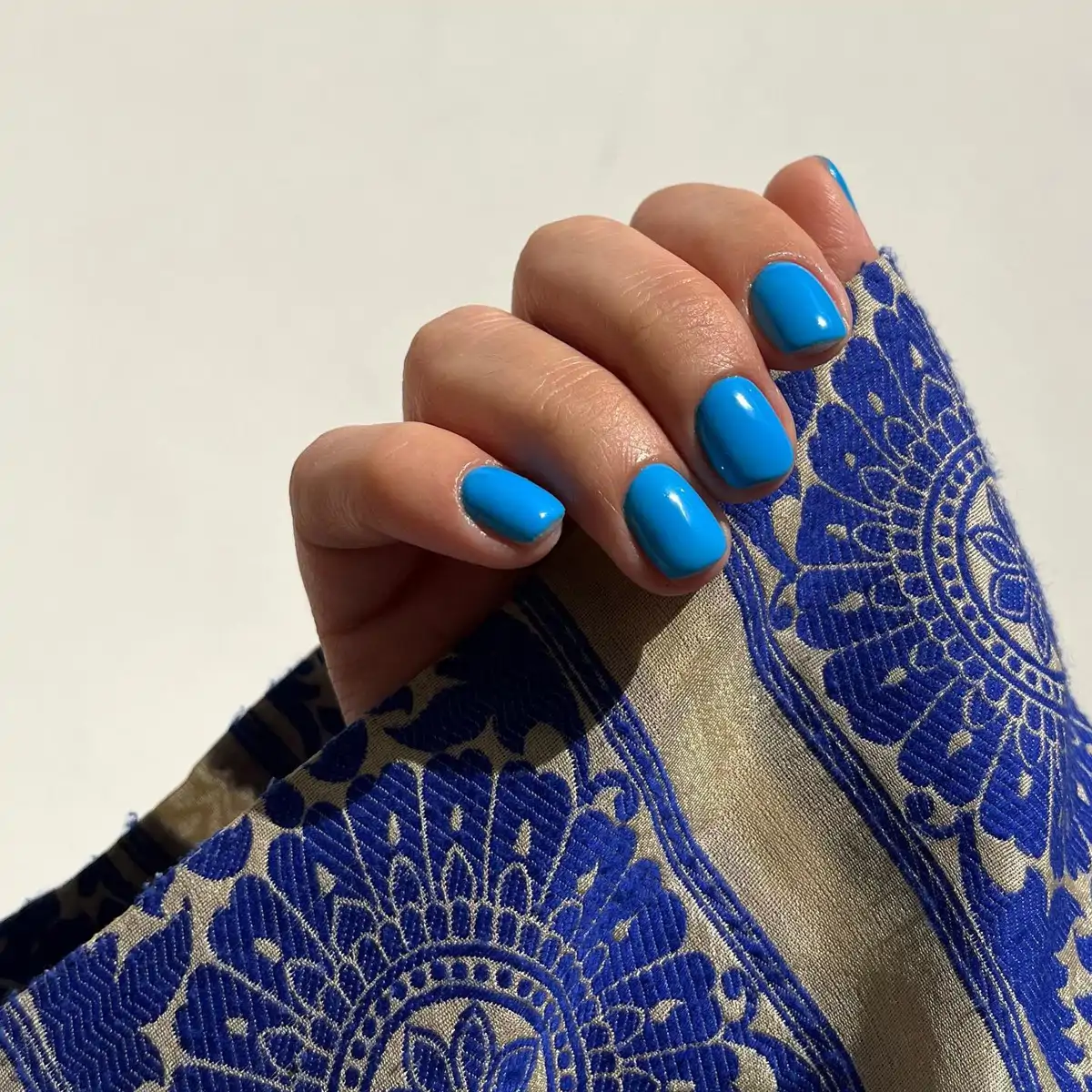 Manicura azul eléctrico