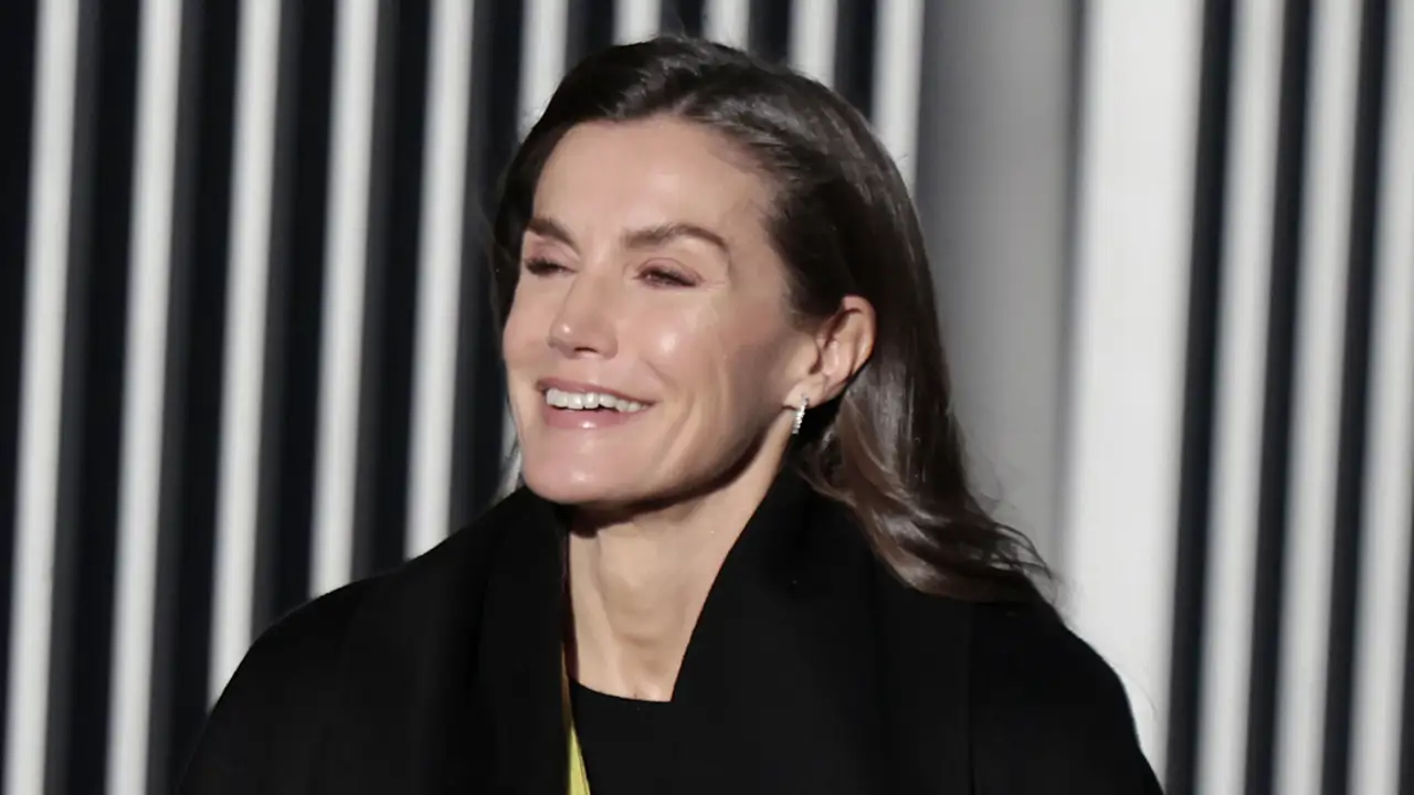 Abrigo negro, blazer vitamina y mocasines: La reina Letizia recurre a los básicos de invierno que nunca fallan en plena ola de frío