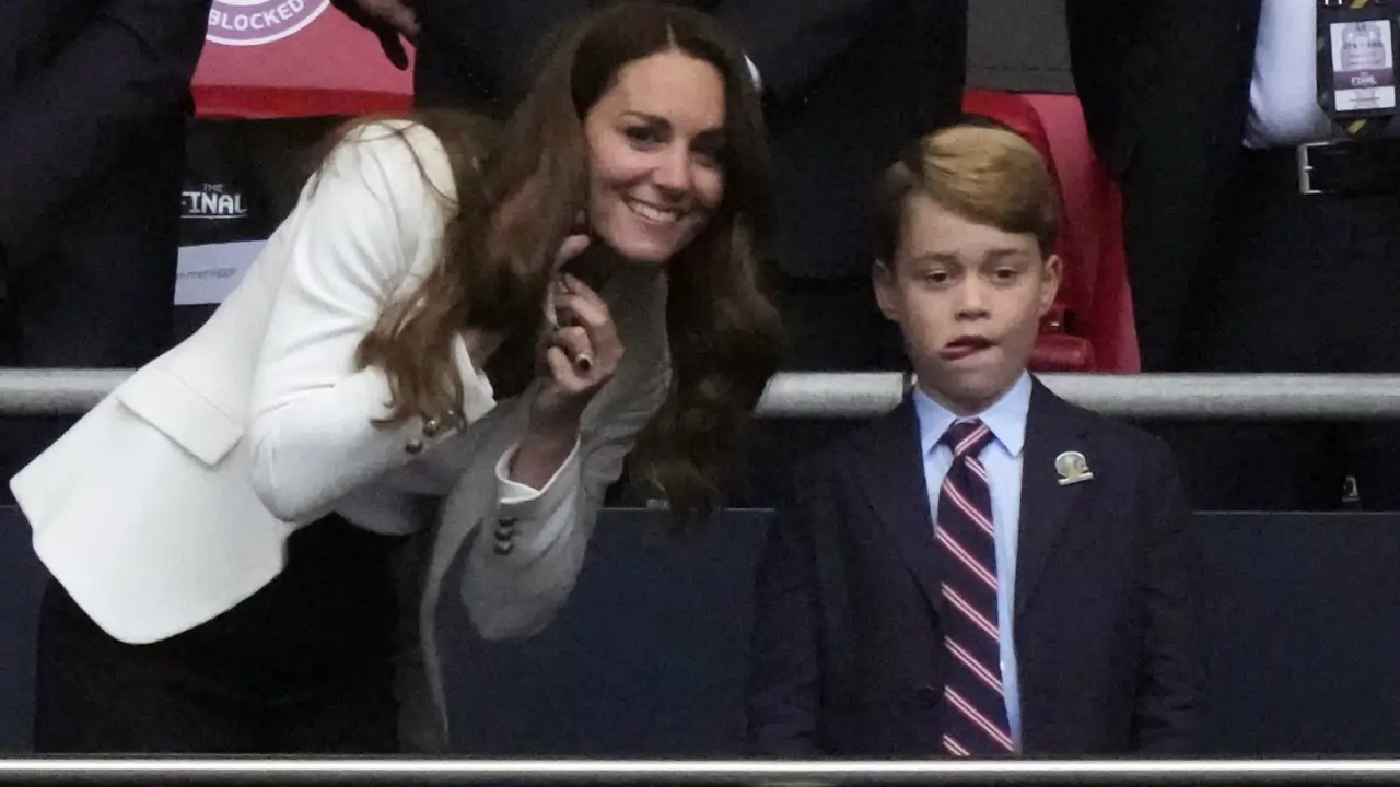 Una experta real revela la poderosa razón por la que Kate Middleton va a romper una tradición con su hijo George