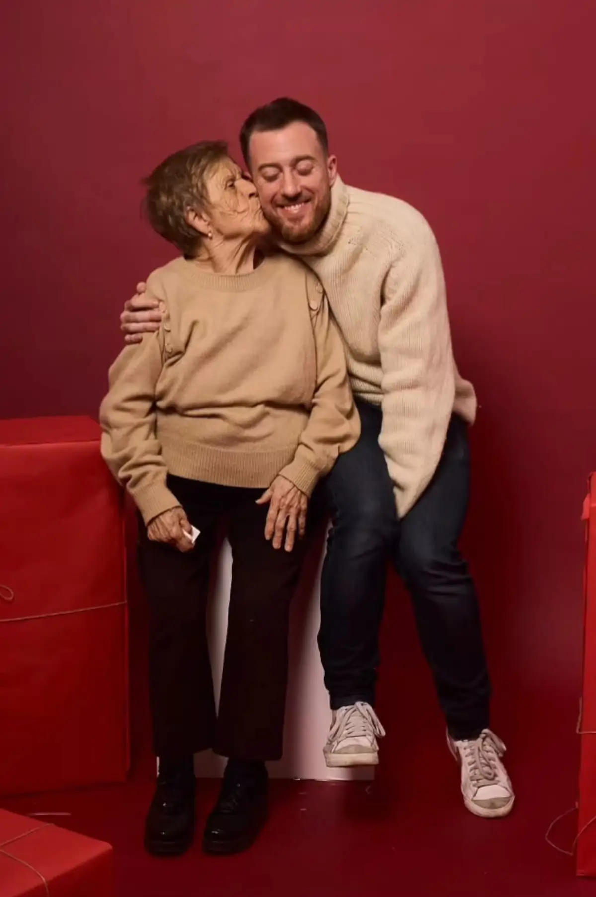 Rosa, la abuela de España, junto a su nieto