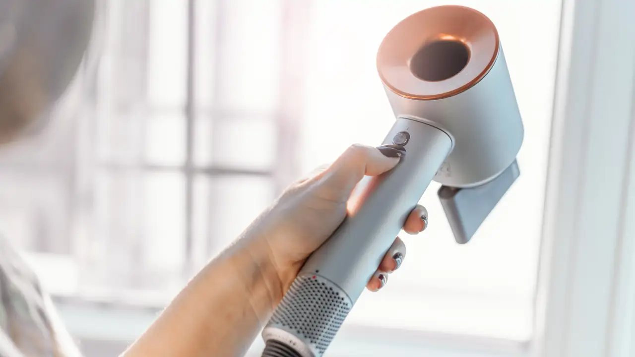 Secador parecido al Dyson Supersonic.