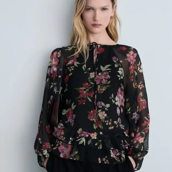 Blusa floral con volantes de Mango