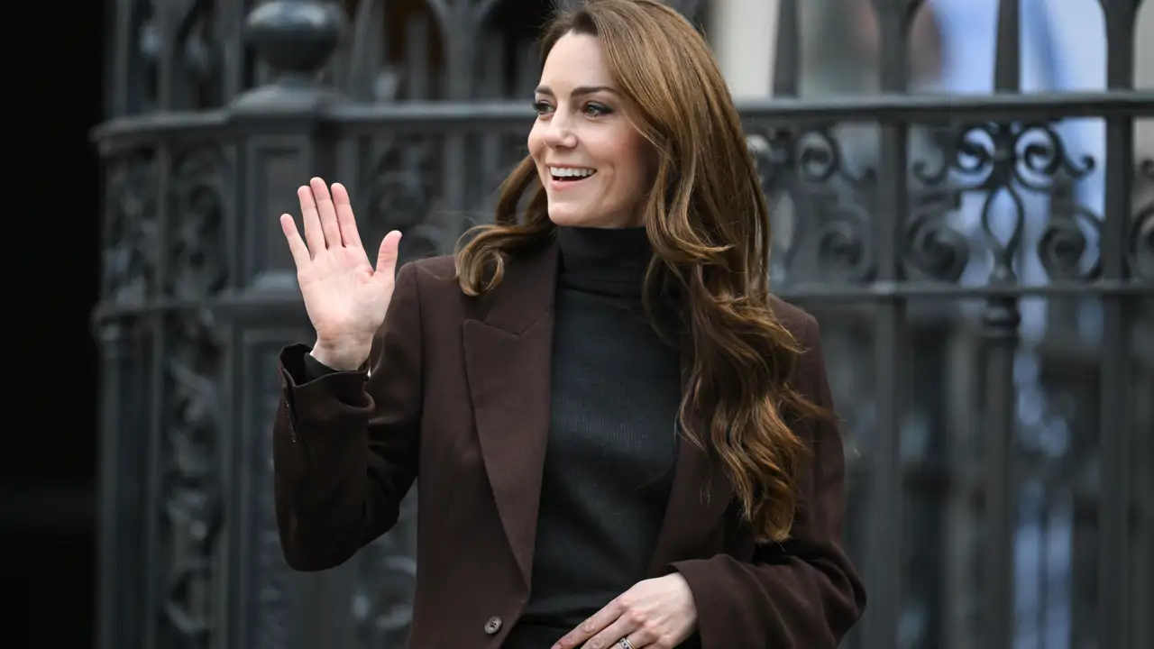 Kate Middleton, como nunca la habías visto: en un autobús lleno de niños en el Día Mundial contra el Cáncer