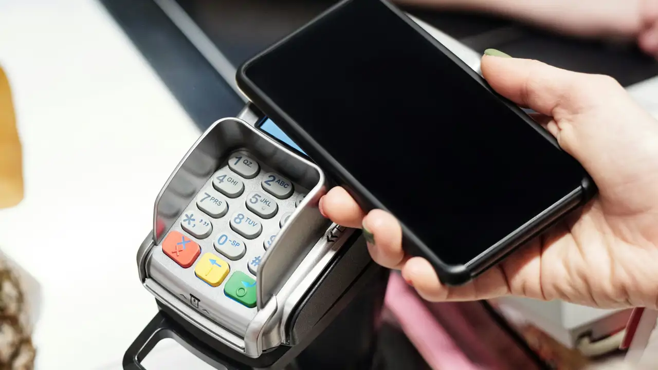 Qué es el 'spoofing': la técnica con la que han estafado a Makoke tras conseguir sus datos bancarios