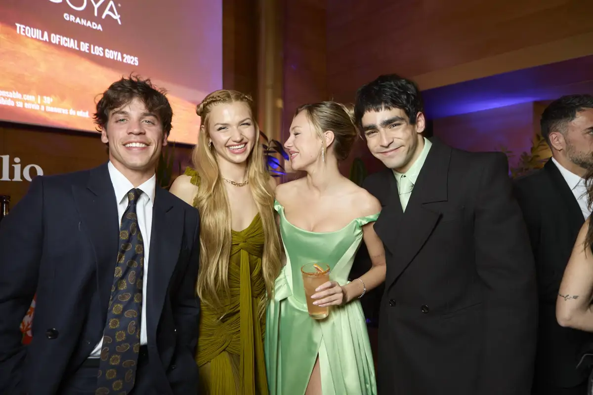 Mirela Balic, Ester Expósito y Omar Ayuso