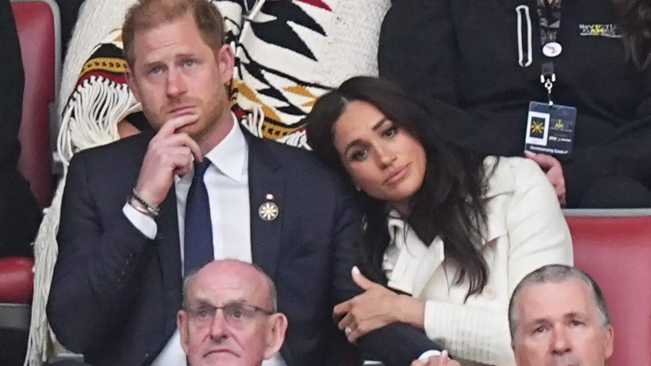 La prensa británica destapa la verdadera razón detrás de los románticos gestos entre el príncipe Harry y Meghan Markle