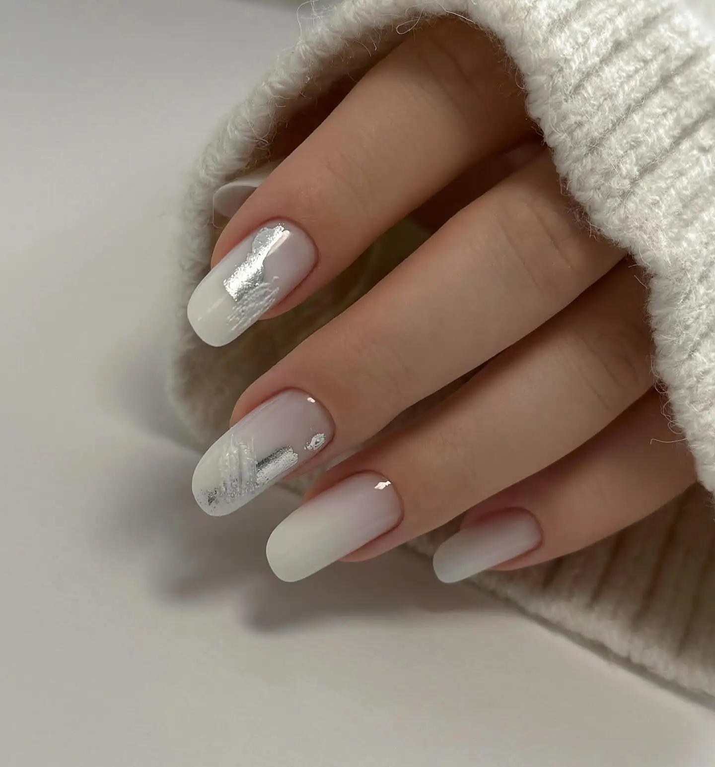 Uñas blancas con detalles metálicos