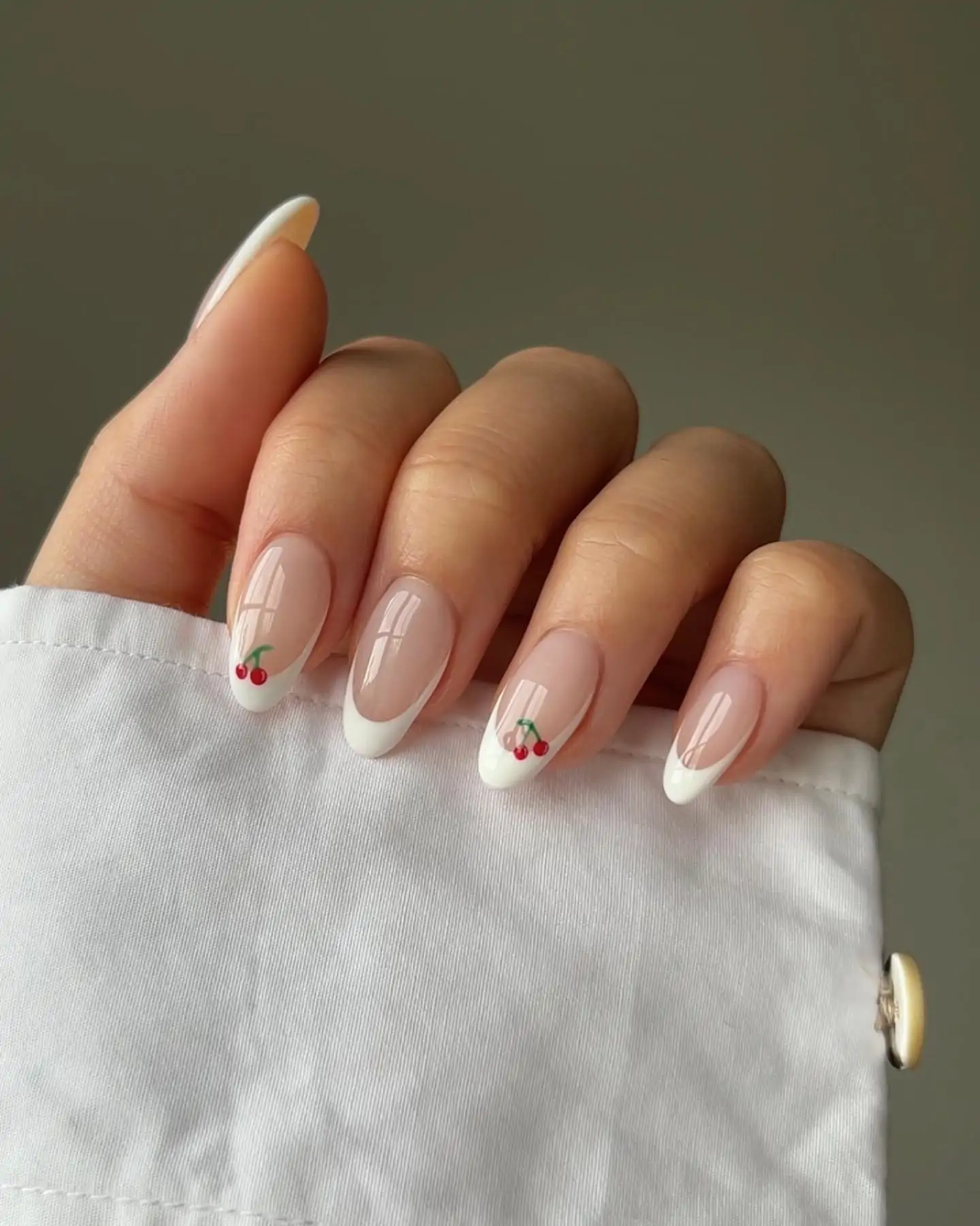 Uñas blancas con francesa cherry