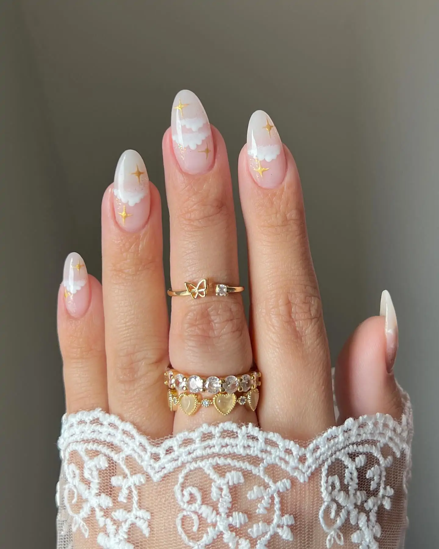 Uñas blancas con nubes