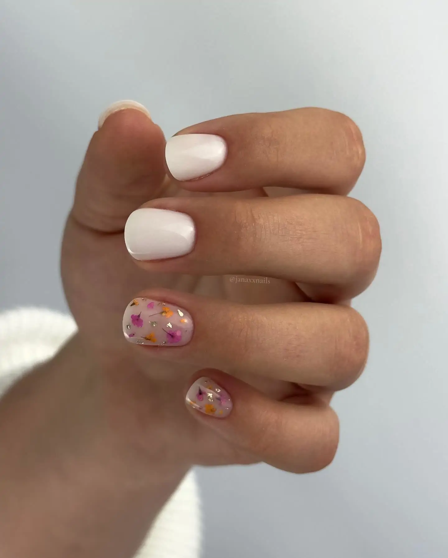 Uñas blancas florales