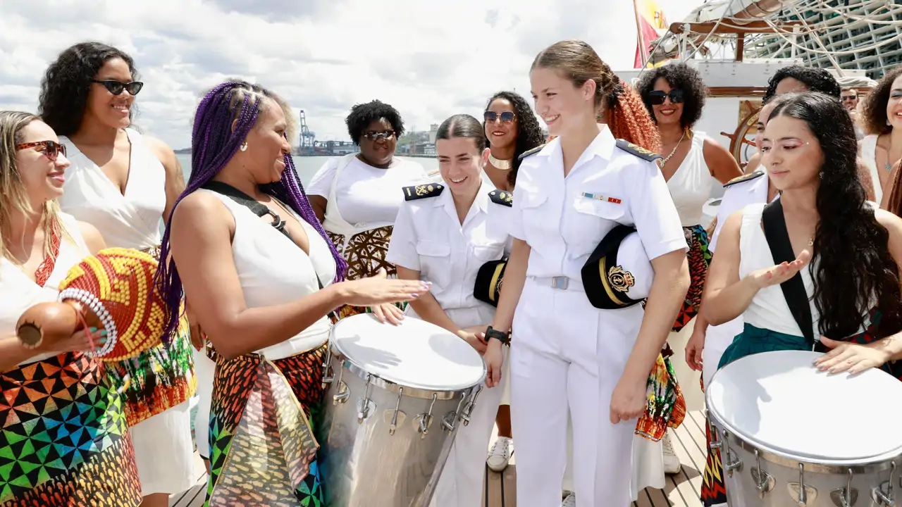 La cálida acogida de la princesa Leonor en América: su recibimiento al llegar a Brasil a bordo de Elcano al ritmo de batucada